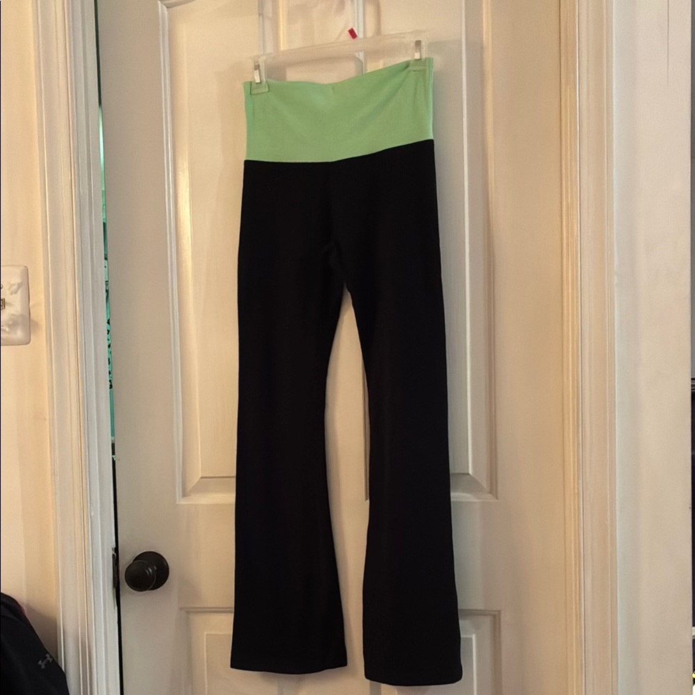 Ocean Drive Clothing Co. Black and Green High-Waisted Flared Leggings